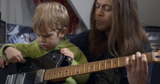 Jovem Músico Rocker Homem Ensina Criança Tocando Guitarra Elétrica Lição — Vídeo de Stock