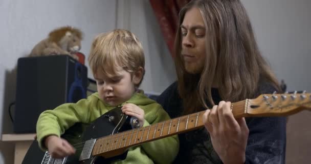 Jovem Músico Rocker Homem Ensina Criança Tocando Guitarra Elétrica Lição — Vídeo de Stock