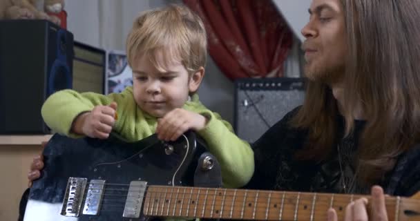 Young Rocker Musician Man Lär Barn Att Spela Elgitarr Faders — Stockvideo