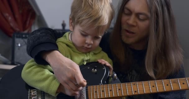 Young Rocker Musician Man Teaches Child Playing Electric Guitar 아버지 — 비디오