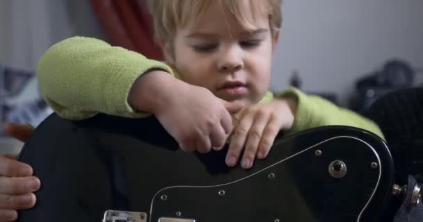 Young Rocker Musician Man Lär Barn Att Spela Elgitarr Faders — Stockvideo