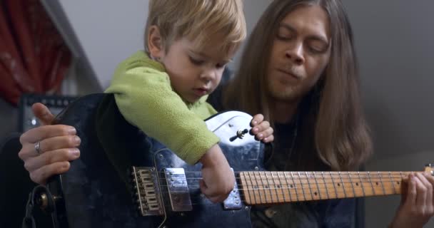 Young Rocker Musician Man Teaches Child Playing Electric Guitar 아버지 — 비디오