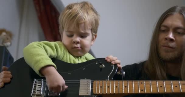 Jovem Músico Rocker Homem Ensina Criança Tocando Guitarra Elétrica Lição — Vídeo de Stock