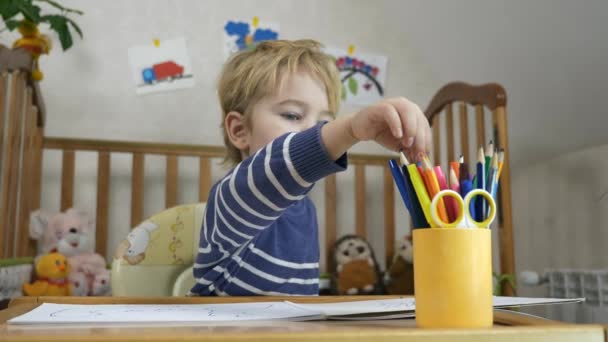 Niño Aprende Dibujar Con Lápiz Fieltro Educación Infantil Hogar Estudio — Vídeo de stock