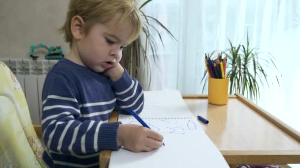 Küçük Çocuk Keçeli Kalemle Çizim Yapmayı Öğreniyor Evde Çocuk Eğitimi — Stok video