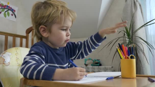 小男孩用费尔特尖笔学习画画 家庭教育 创意幼儿学习 2X慢动作60 Fps — 图库视频影像