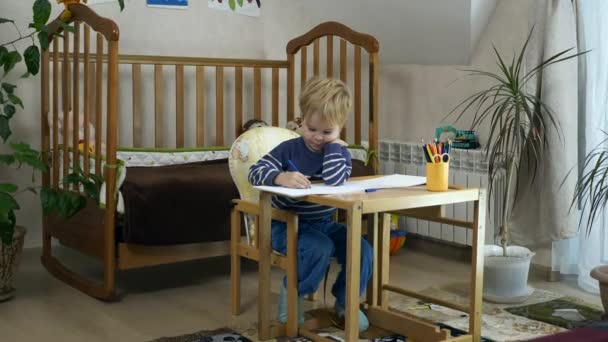 Little Boy Learns Drawing Felt Tip Pen Dětská Výchova Doma — Stock video