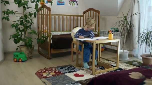 Little Boy Aprende Desenho Com Caneta Felt Tip Educação Infantil — Vídeo de Stock