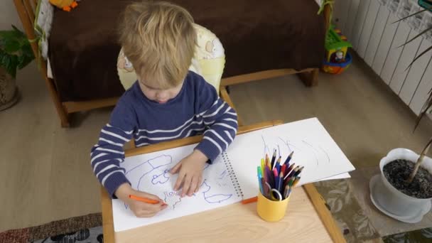 Mały Chłopiec Uczy Się Rysować Długopisem Końcówką Filcu Edukacja Dzieci — Wideo stockowe