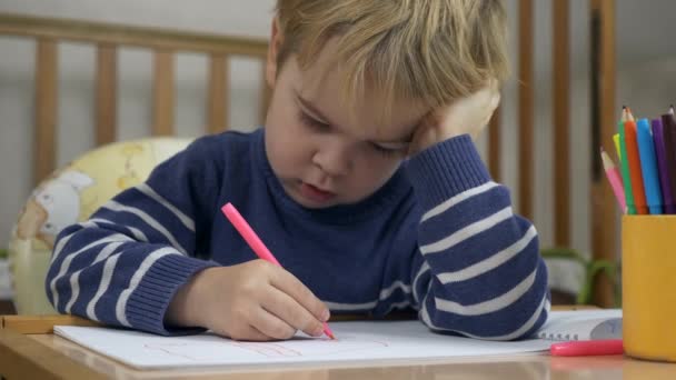 Niño Aprende Dibujar Con Lápiz Fieltro Educación Infantil Hogar Estudio — Vídeos de Stock