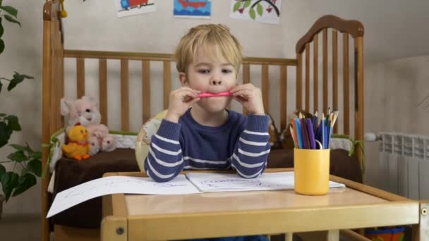 Little Boy Impara Disegnare Con Penna Punta Feltro Educazione Dei — Video Stock