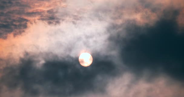 Sole Dietro Nuvole Grigio Scuro Che Muovono Velocemente Disco Solare — Video Stock
