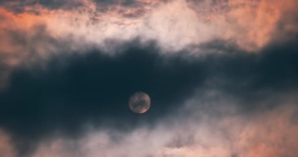 Время Захода Солнца Темно Серыми Облаками Движется Быстро Круглый Солнечный — стоковое видео
