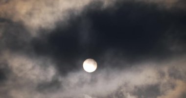 Koyu Gri Bulutların Arkasında Güneş Hızla İlerliyor. Yuvarlak Güneş Diski. Şiddetli Rüzgar İklimi Akşam Havası Gri Gökyüzü