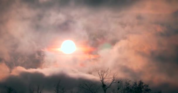 暗い灰色の雲の後ろの時間経過日没の太陽が速く移動します ラウンド ソーラー ディスク 強い風の天気気候の夜の夕暮れ 灰色の空 — ストック動画