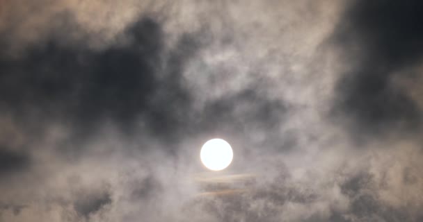 Zon Achter Donkergrijze Wolken Beweegt Snel Ronde Zonneschijf Sterke Wind — Stockvideo