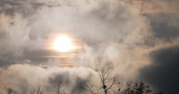Słońce Ciemnoszarymi Chmurami Porusza Się Szybko Okrągły Dysk Słoneczny Silny — Wideo stockowe