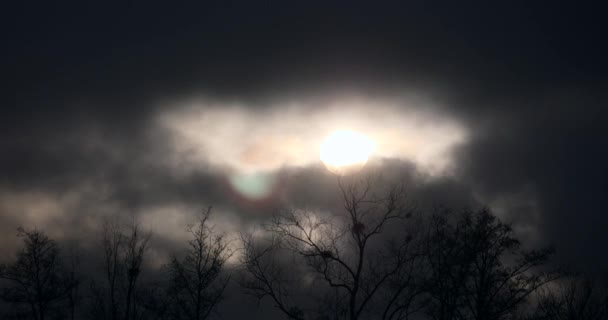 Zachodzące Słońce Ciemnoszarymi Chmurami Porusza Się Szybko Okrągły Dysk Słoneczny — Wideo stockowe