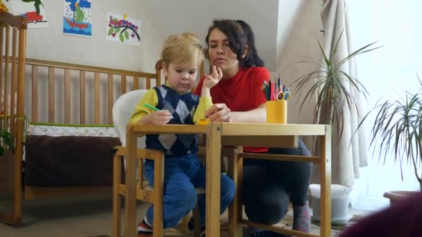 Anne Oğul Harfler Sayılar Öğretiyor Çocuk Keçeli Kalemle Çizim Yapmayı — Stok video