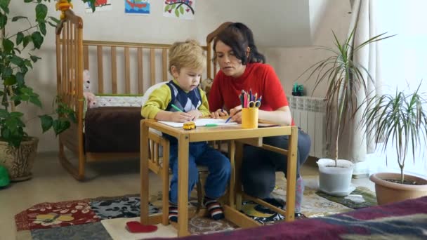 Mãe Ensina Letras Números Filho Boy Learns Drawing Com Caneta — Vídeo de Stock