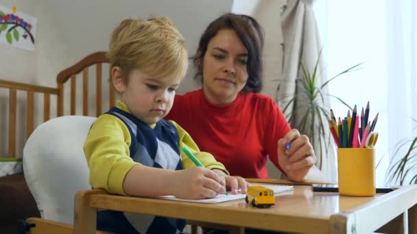 Mãe Ensina Letras Números Filho Boy Learns Drawing Com Caneta — Vídeo de Stock