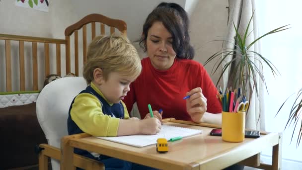 Mãe Ensina Letras Números Filho Boy Learns Drawing Com Caneta — Vídeo de Stock