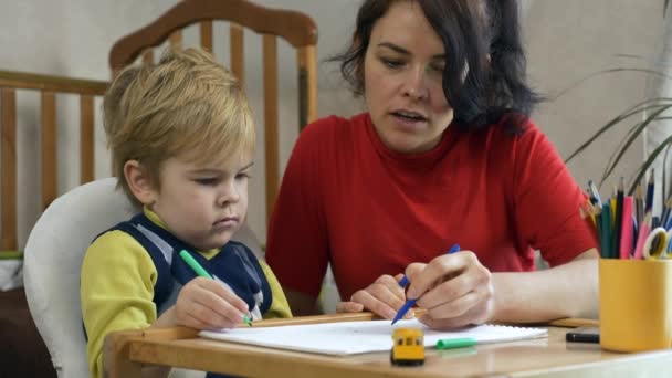 Mère Enseigne Les Lettres Les Chiffres Aux Fils Boy Apprend — Video