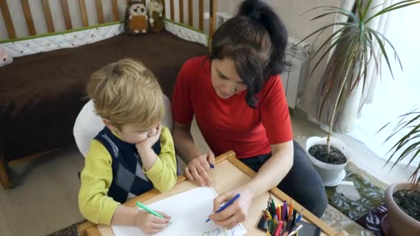 Mãe Ensina Letras Números Filho Boy Learns Drawing Com Caneta — Vídeo de Stock