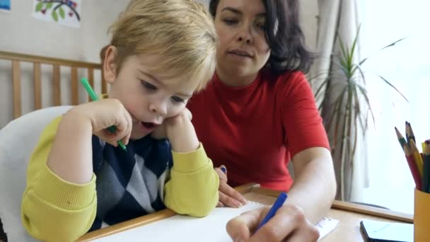 Madre Enseña Letras Números Hijo Chico Aprende Dibujar Con Lápiz — Vídeos de Stock