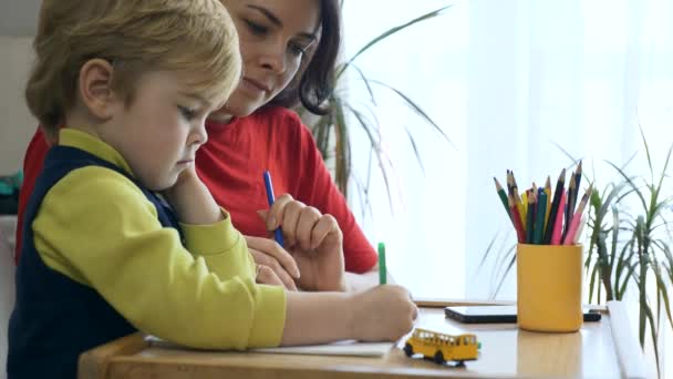 Mãe Ensina Letras Números Filho Boy Learns Drawing Com Caneta — Vídeo de Stock