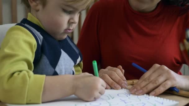 Madre Enseña Letras Números Hijo Chico Aprende Dibujar Con Lápiz — Vídeo de stock