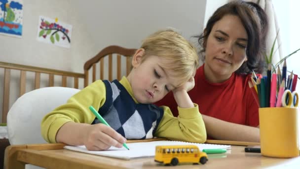 Madre Insegna Disegno Del Figlio Boy Impara Disegnare Scuolabus Con — Video Stock