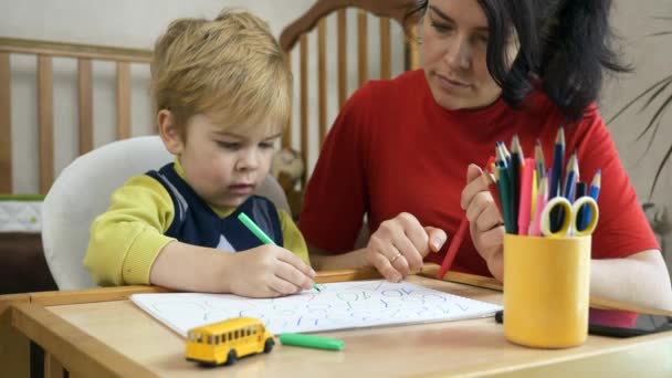 Μητέρα Διδάσκει Γράμματα Και Αριθμούς Στον Γιο Αγόρι Μαθαίνει Ζωγραφική — Αρχείο Βίντεο