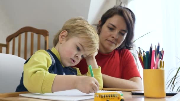 Madre Enseña Dibujar Hijo Boy Learns Draw Autobús Escolar Con — Vídeos de Stock