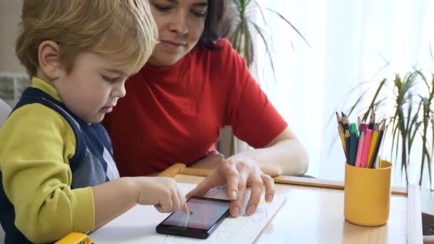 Boy Learns Tekenen Smartphone Touch Scherm Moeder Geeft Zoon Les — Stockvideo