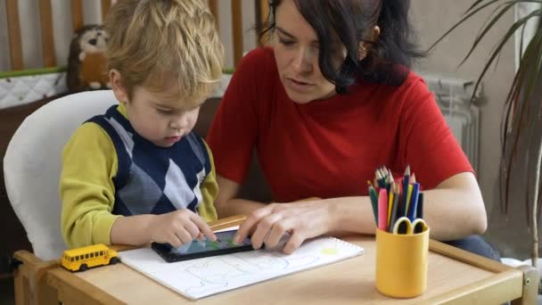 Junge Lernt Zeichnen Auf Smartphone Touchscreen Mutter Lehrt Sohn Kindererziehung — Stockvideo