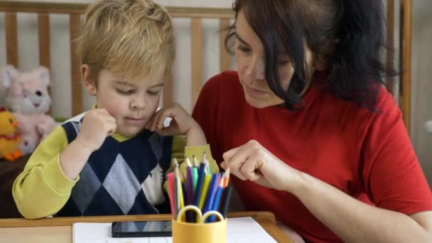 Boy Learns Rysunek Ekranie Dotykowym Smartfona Matka Uczy Syna Edukacja — Wideo stockowe