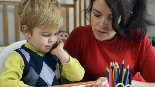 Boy Learns Rysunek Ekranie Dotykowym Smartfona Matka Uczy Syna Edukacja — Wideo stockowe