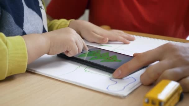 Boy Learns Ritning Smartphone Touch Skärmen Mamma Lär Sonen Barnuppfostran — Stockvideo