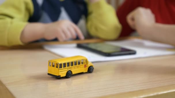 Szkolny Autobus Zabawkami Recepcji Zamazanym Tle Kobieta Uczy Dziecko Rysować — Wideo stockowe