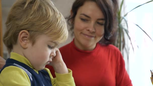 Boy Aprende Dibujar Pantalla Táctil Del Teléfono Inteligente Madre Enseña — Vídeos de Stock