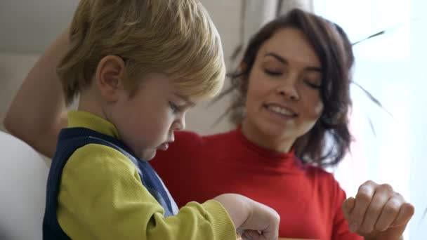 母亲鼓起勇气 一边教导一边赞美和鼓励儿子 男孩Learns绘图 家庭教育 2X慢动作60 Fps — 图库视频影像