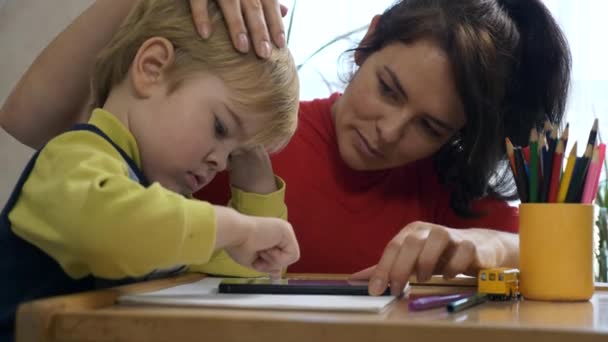 母亲鼓起勇气 一边教导一边赞美和鼓励儿子 男孩Learns绘图 家庭教育 2X慢动作60 Fps — 图库视频影像