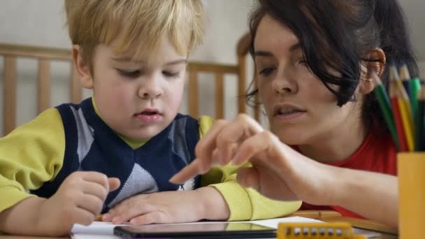 Boy Aprende Dibujar Pantalla Táctil Del Teléfono Inteligente Madre Enseña — Vídeo de stock