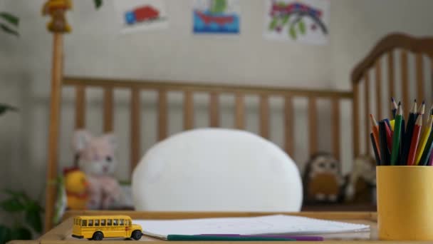 Oyuncak Sarı Okul Otobüsü Kağıdı Kalemler Boş Masa Odasında Eğitimi — Stok video