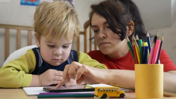 Menino Aprende Desenho Tela Touch Smartphone Mãe Ensina Filho Educação — Vídeo de Stock