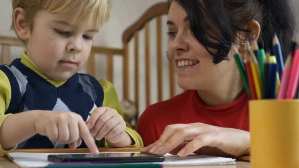 男孩学习在智能手机触摸屏上画画 母亲教儿子 家庭教育 手指在触摸屏上2X慢动作60 Fps — 图库视频影像