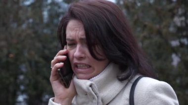 Kadın yüz ifadesi, anne telefonda konuşurken oğlunu kaybetti. Endişeli Duygular. Kış Şehir Sahnesi. 2x Yavaş çekim 60 fps