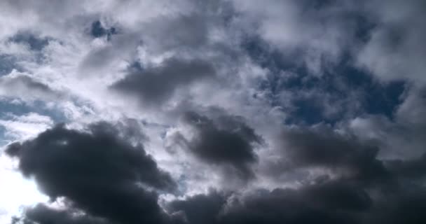 Time Lapse Nuvens Cinzentas Escuras Céu Azul Dia Tempo Tempestuoso — Vídeo de Stock