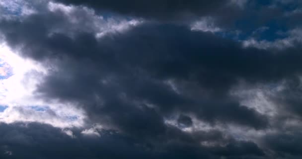 Tgc6 Time Lapse Nuvens Cinzentas Escuras Céu Azul Dia Tempo — Vídeo de Stock